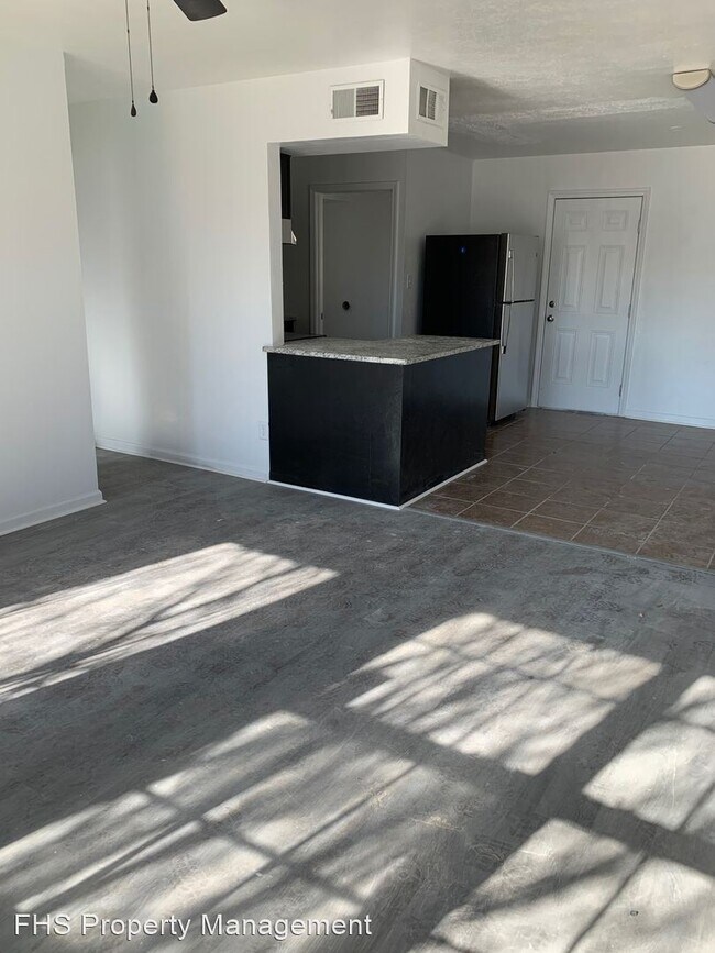 Building Photo - 3 br, 1 bath House - 1033 E Villa Marie