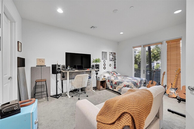 Building Photo - 1614 NE 9th St