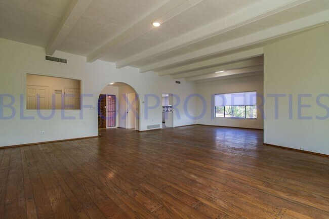 Building Photo - Stunning home off Sunrise and Swan!