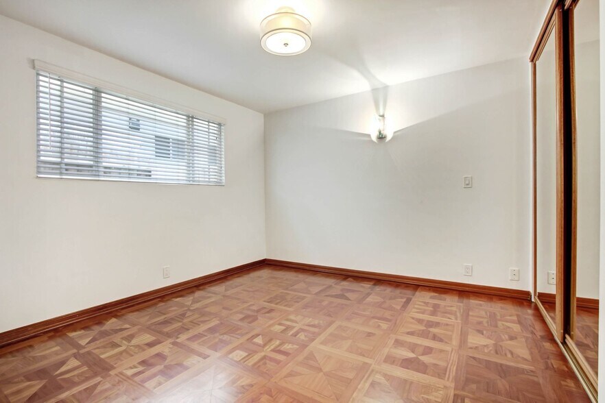 Building Photo - 807 5th St