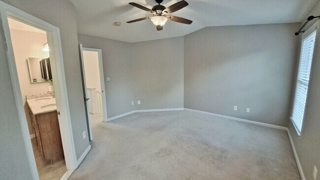 Building Photo - 3 Bed / 2-1/2 Bath Single Family Townhome with 1-Car Garage