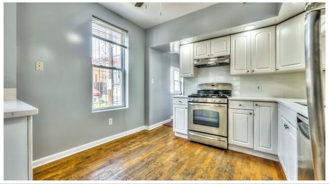 Building Photo - 104 E Clement St