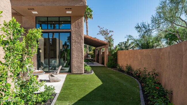 Building Photo - 4434 E Camelback Rd