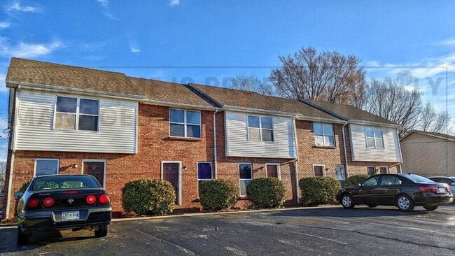 Building Photo - 1531 E Knollwood Cir