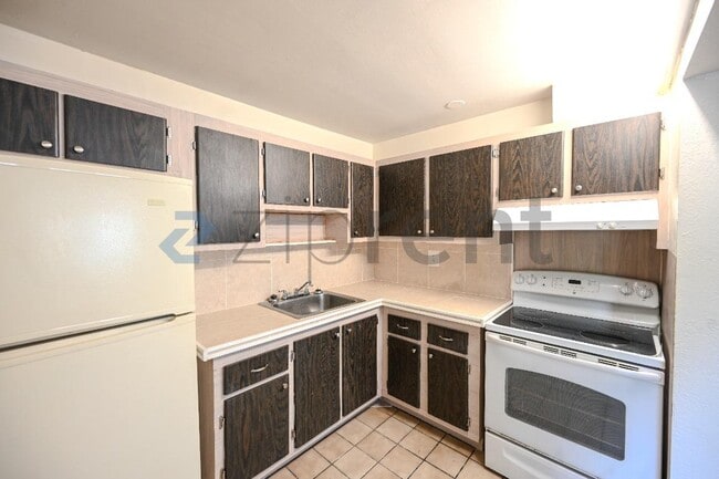 Building Photo - 6040 SW 26th St