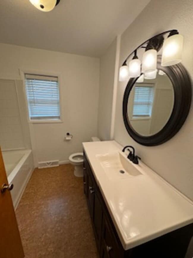 Building Photo - MOVE IN SPECIAL! 1ST MONTH RENT FREE! JUST...