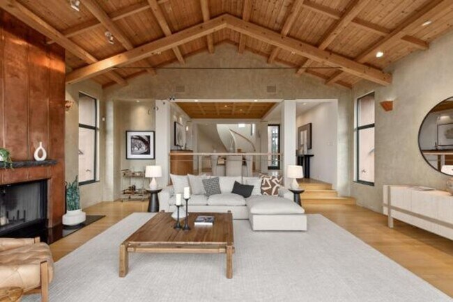 Building Photo - Luxury Living Above The Bay -- Iconic views!