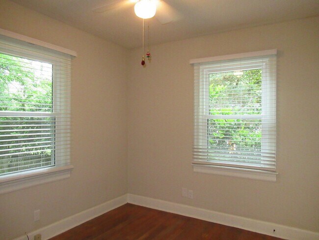 Building Photo - Lovely 2br bungalow with screened porch an...