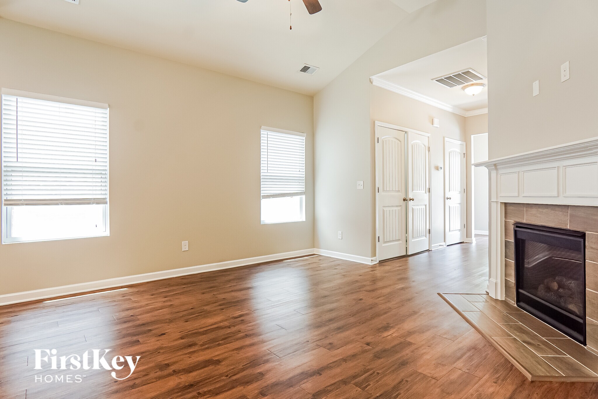 Building Photo - 383 W Park Dr