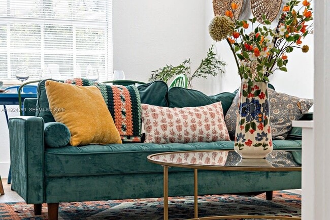 Building Photo - 811 Tequesta St