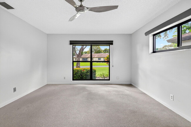 Building Photo - 4866 Dovewood Cir