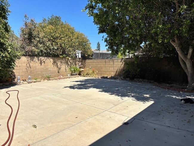 Building Photo - Welcome to this stunning 3-bedroom, 2.5-ba...
