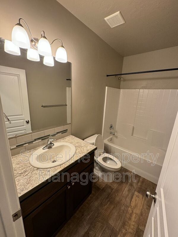 Building Photo - 511 Diamond Lake St