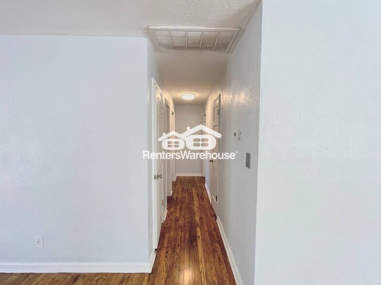 Building Photo - 4940 Erskine St