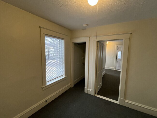 Building Photo - 31 Leclair St