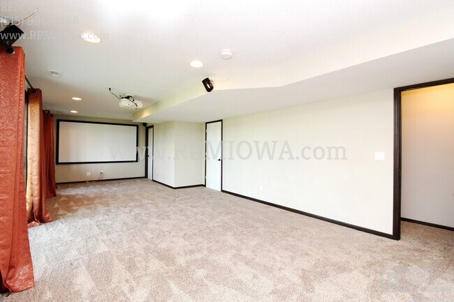 Building Photo - OVER 2000 SQ FT!!   5 Bedroom, 3.5 Bath Home in Urbandale
