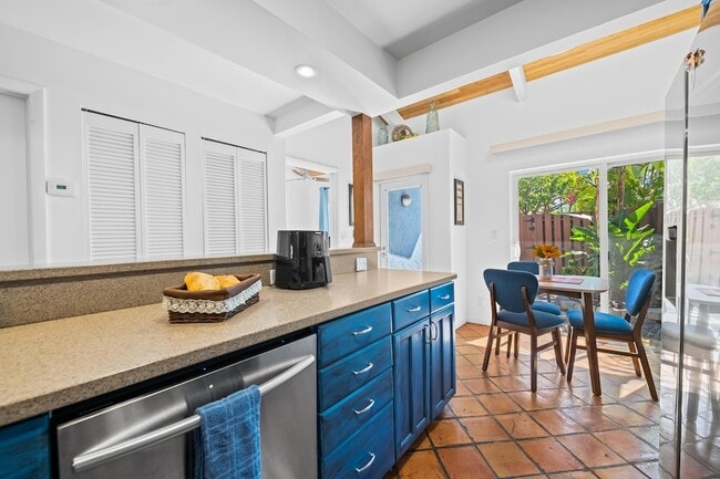 Building Photo - 219 NE 17th Ave