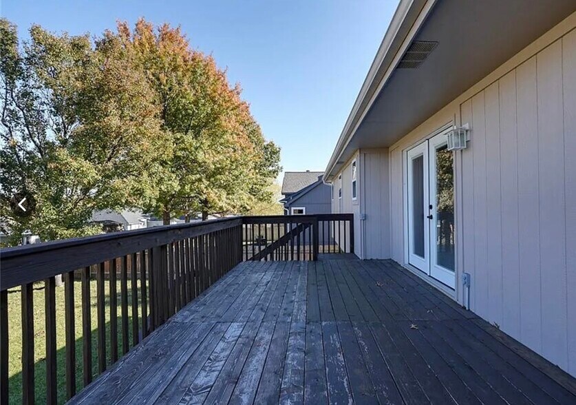 Building Photo - 604 SW Nelson Dr