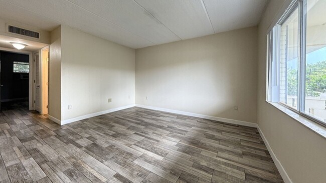 Building Photo - 2 N Fernwood Ave