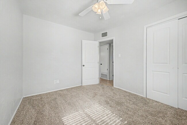 Building Photo - 2514 E Campbell Ave