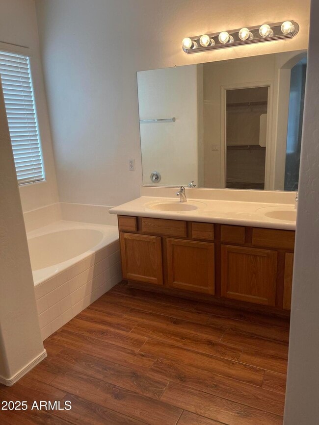 Building Photo - 1397 E Arrowhead Trail