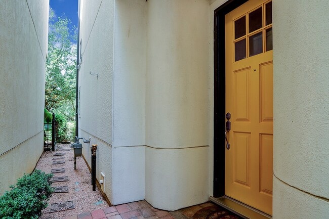 Building Photo - 10912 Wrenwood Park