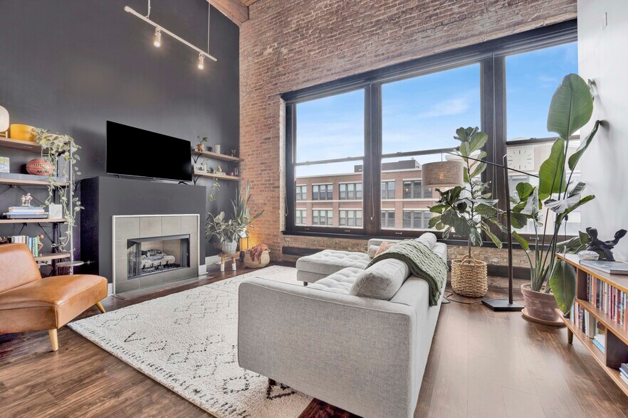 Primary Photo - 2303 S Michigan Ave