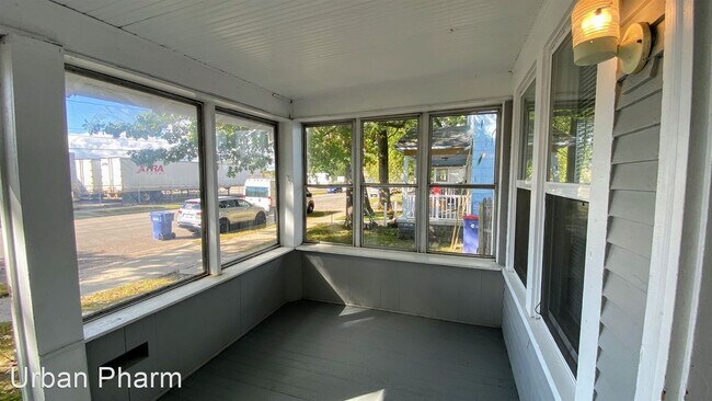Building Photo - 3 br, 1 bath House - 555 Oakdale SE