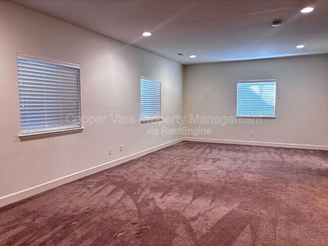 Building Photo - 900 Treece St