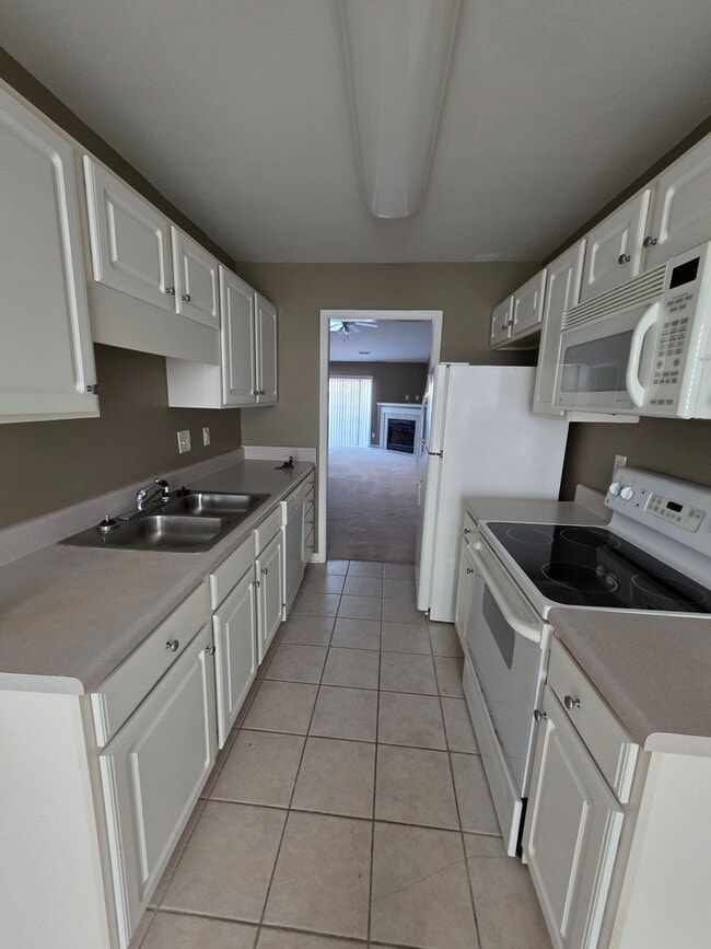 Building Photo - 2 BR Townhome!