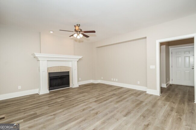 Building Photo - 3073 Essex Dr