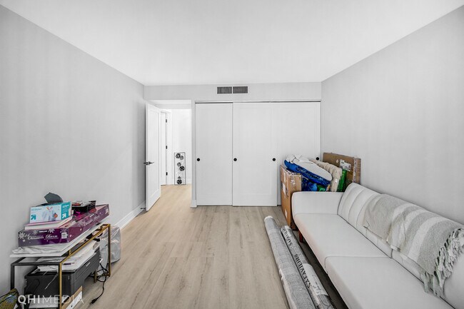 Building Photo - 6033 N Sheridan Rd