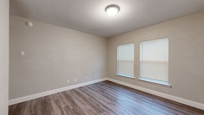 Building Photo - 2 WEEKS FREE RENT + $995 A MONTH!!!