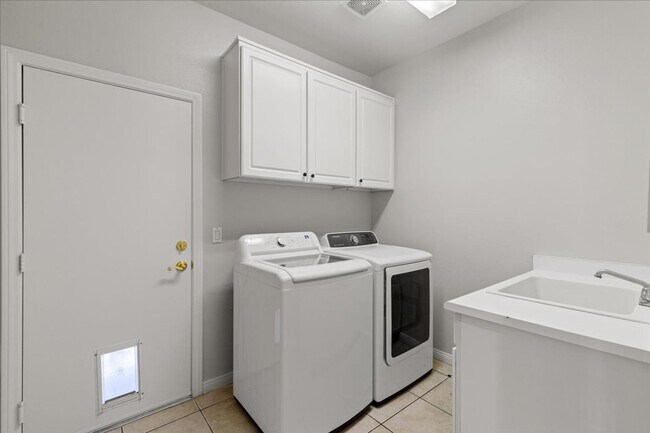 Building Photo - Expansive 4 Bedroom Home with a Pool and L...