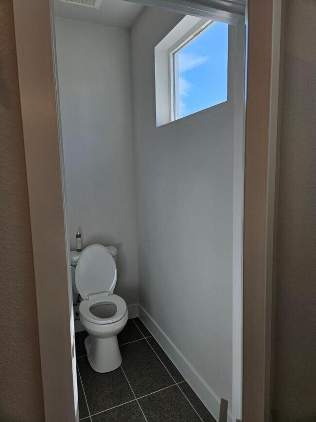 Building Photo - Beautiful 3 bedroom Condo