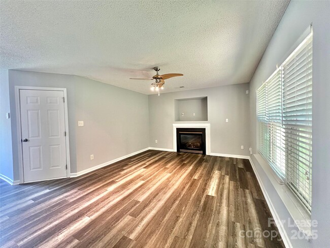 Building Photo - 6033 Briggs Dr