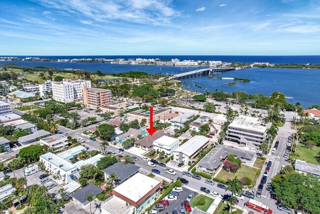 Building Photo - 114 S Lakeside Dr