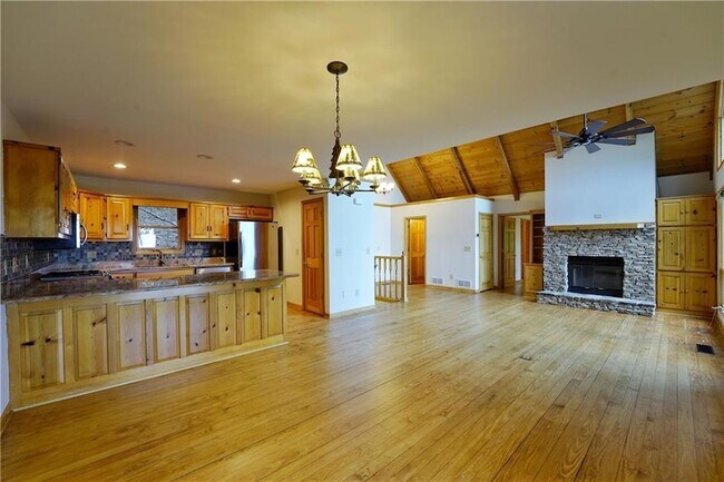 Building Photo - 127 Columbine Dr