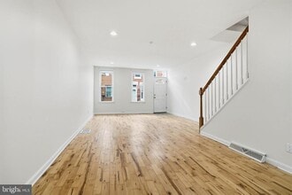 Building Photo - 411 Tree St