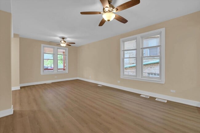 Building Photo - 4170 W Cornelia Ave