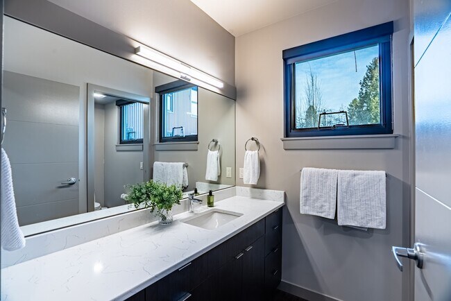 Building Photo - 727 E Front Ave