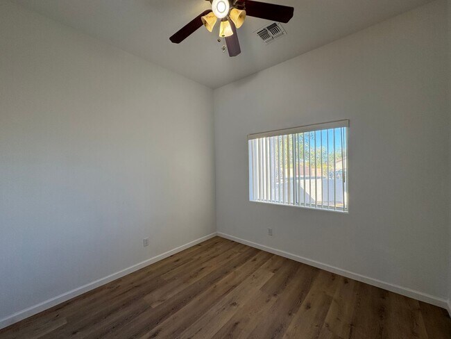 Building Photo - 3 Bed/2 Bath House with Boat Deep 3 Car Garage