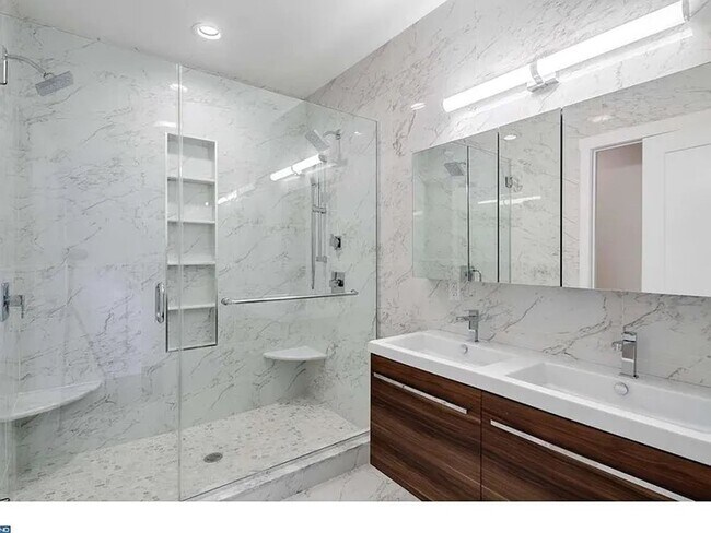 Building Photo - Stunning Modern Townhome in the Heart of Northern Liberties