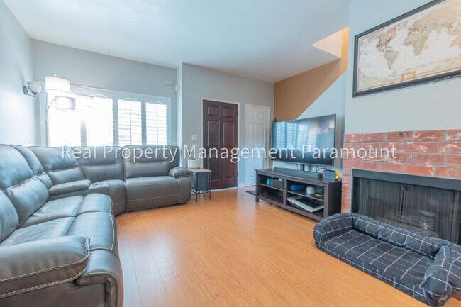 Building Photo - Stunning 2 Bedroom Townhouse in a Peaceful Neighborhood