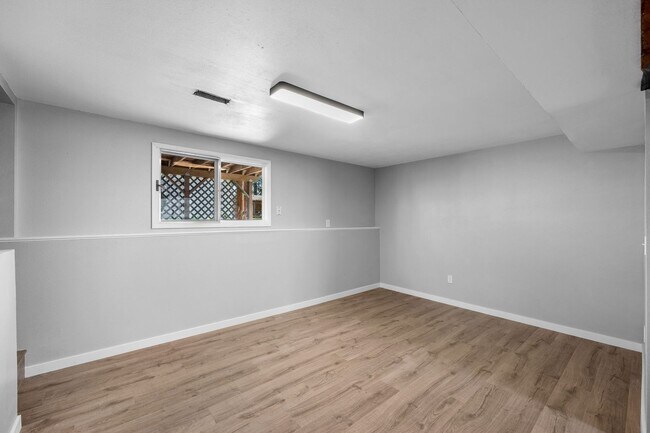 Building Photo - 111 S Ridgewood Dr