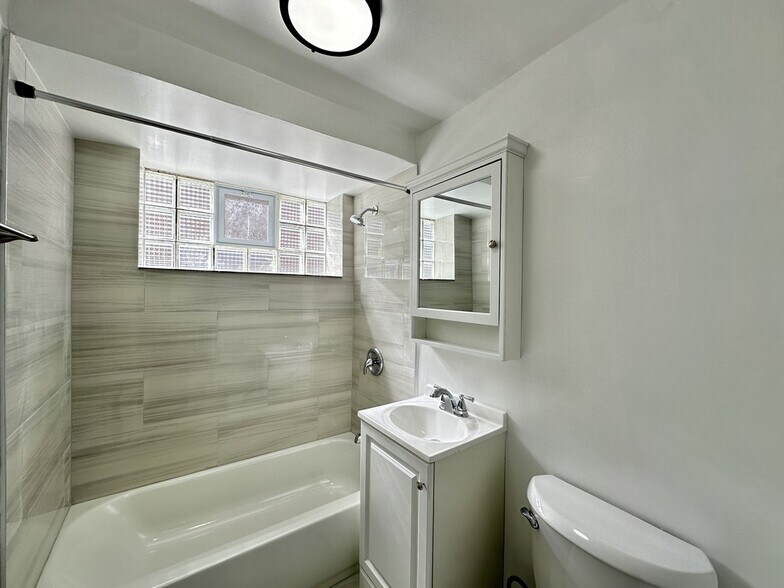 Building Photo - 6721 N California Ave