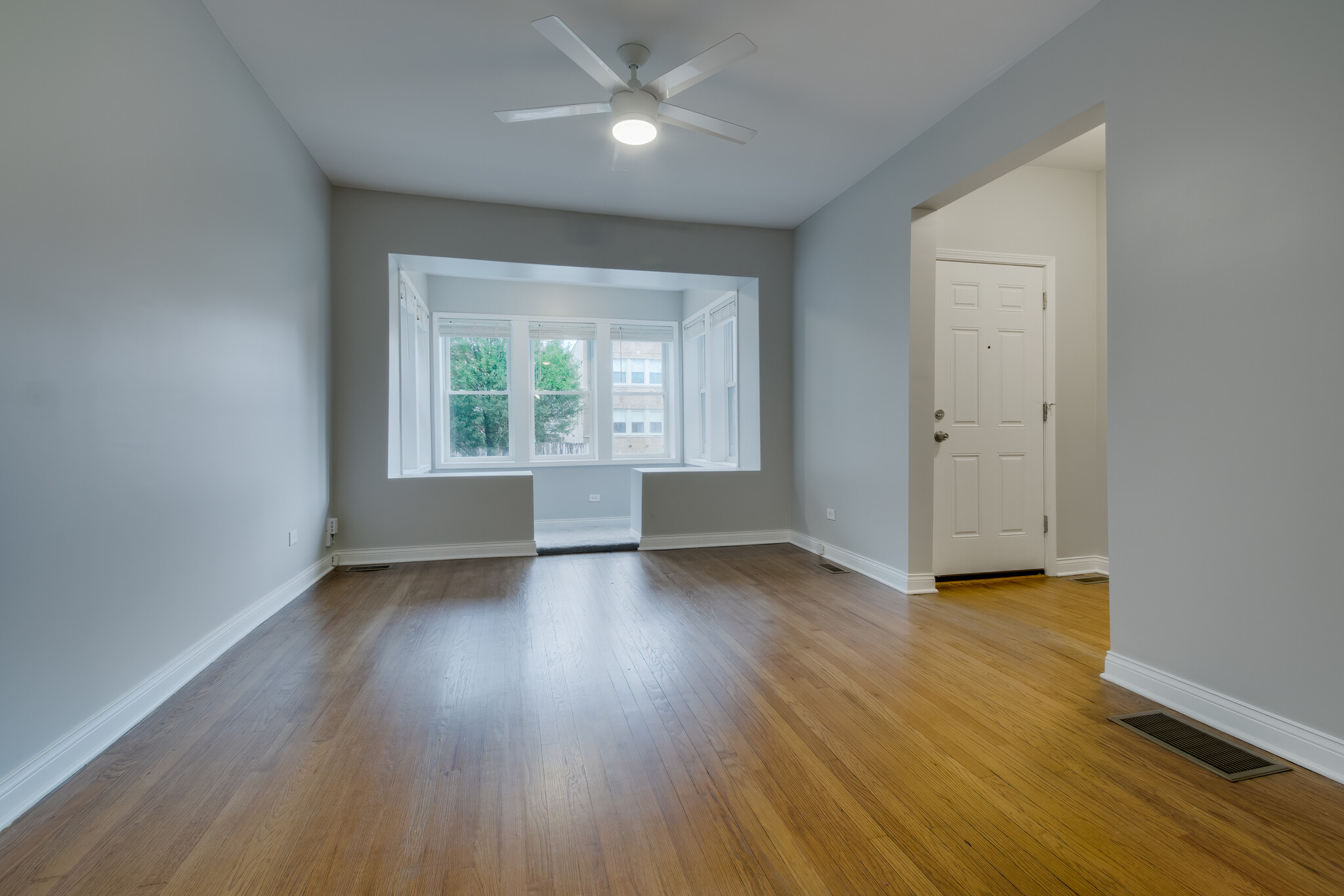 Building Photo - 5039 W Cullom Ave