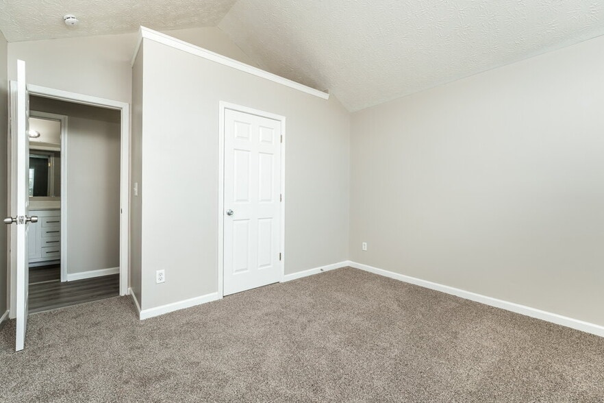 Building Photo - 120 Champions Ln