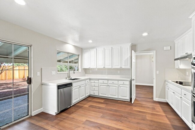 Building Photo - 749 Glenborough Dr
