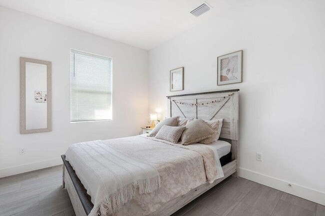 Building Photo - 2671 Hiawatha Ave